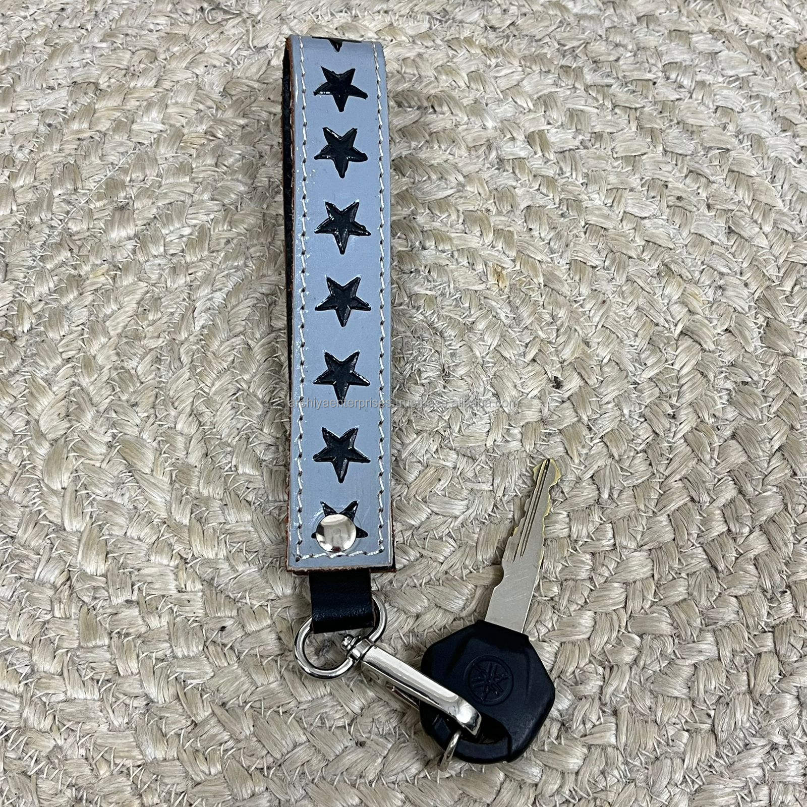 สีเทาและสีดำ