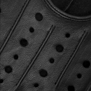 Gants de conduite classiques en cuir noir perforé pour hommes |   Mitaines de course rétro à doigts entiers |   Doux et de haute qualité, non doublé - Product Image 5
