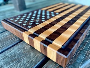 Planche à découper ronde en bois d'acacia en forme de drapeau américain SON TRA CRAFT, plateau de service, 2 cm d'épaisseur, passe au lave-vaisselle, durable, éco-responsable - Product Image 3
