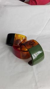 Bracelets ronds sculptés en résine rose, bijoux artistiques de mode, accessoire artisanal de collection - Product Image 5