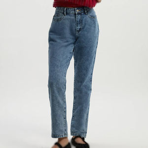 Jeans en denim déchirés et délavés pour femmes, style droit, avec perles – Fournisseur d'exportation, fabricant de vêtements - Product Image 3