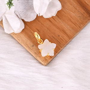 Pendentif tendance en laiton plaqué or en forme d'étoile blanche Druzy pour femmes - Product Image 3