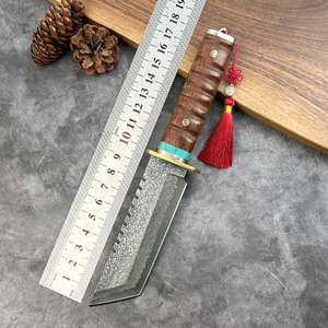 Couteau de chasse en acier de Damas forgé à la main, manche en bois massif, avec étui en cuir inclus - Product Image 1