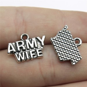 Colgante con letras 'Esposa del Ejército' 19x13mm de aleación de zinc en plata envejecida para llavero de esposa militar - Product Image 1