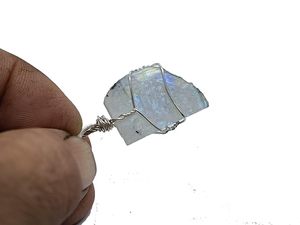 Colgante de cristal natural, piedra lunar arcoíris Natura, envuelto en alambre, colgante de moda grabado, amuleto de cristal de Gujarat - Product Image 3