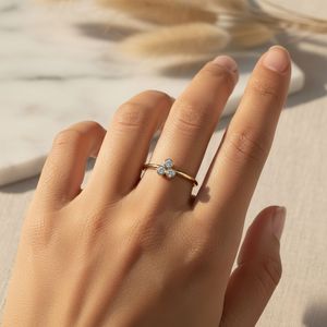 แหวนหมั้นแบบมินิมอลลิสต์ทรงกลมเจียระไนบริลเลียนท์ 0.20 กะรัต ฝังเพชรสามเม็ดในตัวเรือนทองคำแท้ - Product Image 6