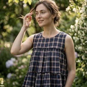 Ensemble coordonné décontracté en lin et coton avec haut à volants à carreaux et pantalon - Product Image 1