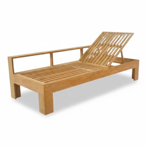 Tumbona de madera de teca natural para exteriores con respaldo reclinable ajustable, base de listones abiertos y mesa lateral integrada - Product Image 3