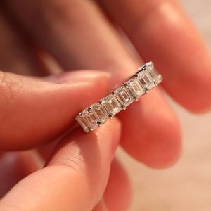 Anillo de Oro Blanco Sólido de 14K con Diamante Cultivado en Laboratorio de Corte Esmeralda de 4x3mm, Anillo de Boda de Lujo con Engaste de Puntas Compartidas y Media Eternidad - Product Image 1