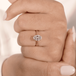 Bague de fiançailles, de mariage ou de promesse classique solitaire en diamant ovale de laboratoire de 1,5 carat, sertie quatre griffes style cathédrale, en or 10k/14k/18k - Product Image 4
