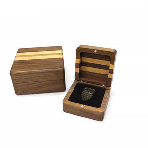 Boîte à bijoux en bois de noyer massif et résine, avec un design unique de porte-bague rectangulaire noir - Product Image 3