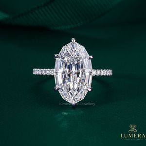 Bague de luxe en or avec diamant de laboratoire ovale taille étagée exquise, halo micro-pavé dissimulé, profil panier ouvert et bande pavée brillante - Product Image 2