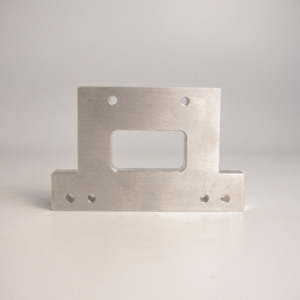 Support en aluminium usiné CNC sur mesure AMT VINA avec découpe rectangulaire et trous de fixation pour applications industrielles - Product Image 1