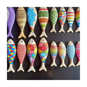 Poissons en bois peints à la main, très appréciés, pour applications décoratives et artistiques - Product Image 1