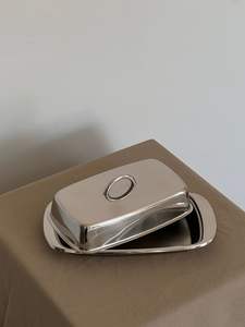 Beurrier en acier inoxydable poli avec couvercle pour un stockage hygiénique du beurre et un service de table élégant - Product Image 2