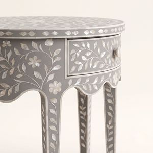 Mesita de Noche Redonda Gris Premium de Nácar con 1 Cajón, Incrustaciones Florales, Diseño Floral Artesanal, Muebles de Dormitorio - Product Image 5