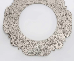 Placas de cargador con bordes ruffed Diseño Placa de cargador fundida de aluminio con acabado de forma redonda de plata Venta caliente de plata - Product Image 5