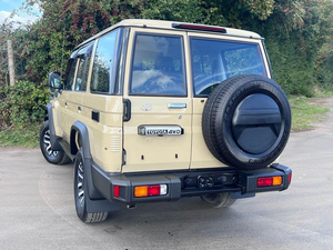 ใช้สำหรับรถกระบะดับเบิ้ลแค็บ 4x4 ซีรีส์ 79 ปี 2023 พวงมาลัยซ้าย ภายในหุ้มหนังสีเข้ม หลังคาซันรูฟแบบพาโนรามา - Product Image 2