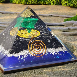 Pyramide d'énergie Reiki Orgonite faite à la main avec cristal étoile verte et spirale en cuivre, pierres de guérison décoratives en résine et cristal - Product Image 3