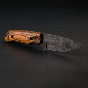 Couteau de chasse artisanal en acier Damas, acier à haute teneur en carbone, lame fixe, manche intégral, pour l'aventure en plein air, le bushcraft et le camping - Product Image 2