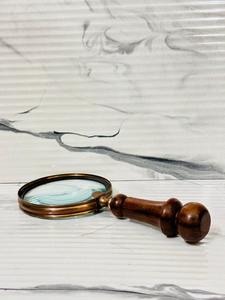 Loupe grossissante de 4 pouces avec finition antique et poignée ronde en bois - Product Image 5
