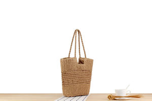 Añade un toque de elegancia fresca a tu atuendo con este bolso de hilo natural hecho a mano que exhibe una encantadora textura de red. - Product Image 4