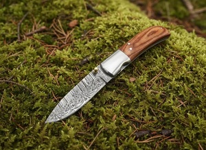 Cuchillo Plegable de Acero de Damasco de Grado Industrial Hecho a Mano con Mango de Madera y Funda de Cuero para Acampar al Aire Libre - Product Image 1