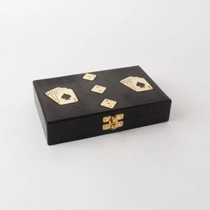 Caja de Almacenamiento para Cartas de Póker de Resina, Forma Rectangular Negra con Símbolos Grabados, Diseño Clásico para Organización de Juegos - Product Image 1