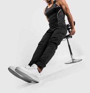 Camiseta sin mangas transpirable de algodón y fibra de bambú con logo personalizado para hombre, ideal para gimnasio, culturismo y deporte, con bloques de color y cuello redondo. - Product Image 1