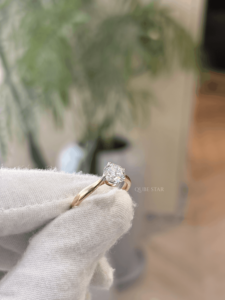 Anillo de Compromiso Solitario Redondo Premium, Estilo Contemporáneo con Vástago Curvo, Oro de 18 Quilates, 2.276 Quilates, Joyería Nupcial de Lujo - Product Image 4