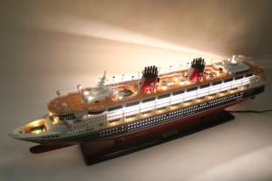 DIS.NEY MAGIC WITH LIGHTS Maquette de bateau de croisière américain en bois artisanal pour décoration de bureau, cadeau d'affaires, collection - Product Image 3