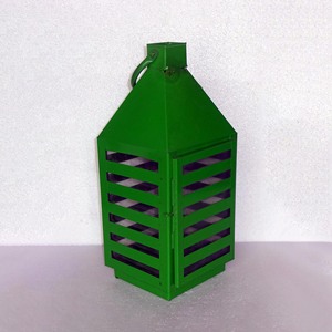 Farol de metal verde con forma de pirámide, panel de ventana con listones, asa en forma de arco, marco cuadrado de hierro, centro de mesa decorativo - Product Image 1