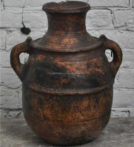 Olla antigua de dos asas de terracota con acabado antiguo para la decoración del hogar, restaurante u hotel - Product Image 1