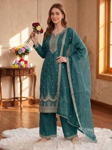 Traje Salwar Kameez de Seda sin Coser con Bordado y Lentejuelas, Estilo Moderno para Fiestas, Bodas, Diwali y Graduaciones - Product Image 3
