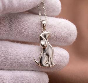 Pendentif Chien Assis en Argent Sterling 925 Plaqué Or, Breloque Minimaliste pour Amoureux des Chiens, Bijou Animalier, Charm Pendentif - Product Image 3