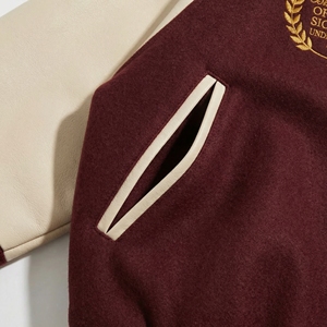 Veste varsity en laine bordeaux avec manches en cuir crème |   Blouson bomber classique style Letterman |   Étiquette privée personnalisée OEM - Product Image 4