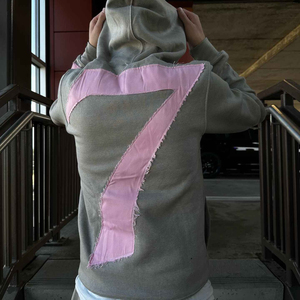 Sudadera Unisex Gris con Aplique de Número 7 Rosa en la Espalda, Manga Larga, Estilo Casual para Otoño, Corte Regular, 100% Algodón - Product Image 4