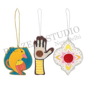 เครื่องประดับตกแต่งต้นคริสต์มาสแบบสั่งทำพิเศษจาก Brazeal Studio ทำด้วยมือ เป็นมิตรกับสิ่งแวดล้อม ผ้ากำมะหยี่ ผ้าซาติน ประดับด้วยลูกปัด ปักลายด้วยด้ายสีทอง - Product Image 4