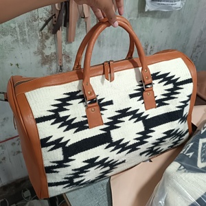 Bolsa de lona unisex con estampado azteca, tipo sábanas de caballo, para hombro, fin de semana, viaje, con cremallera, estilo occidental, para uso diario - Product Image 1