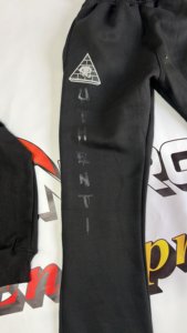 ชุดวอร์มพิมพ์ลายโลโก้แบบกำหนดเองสำหรับผู้ชาย ชุดจ็อกเกอร์ผ้าฟลีซหนา 400GSM ปักลายแบบดิสเทรส - Product Image 4