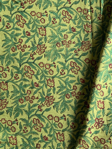 Tela de Algodón con Estampado Floral Amarillo y Rosa, Tela de Algodón con Estampado Botánico Hecho a Mano en India para Prendas, Vestidos y Kurtis - Product Image 2