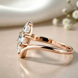 แหวนมอสซาไนต์ทรงกลมแบบสามเม็ด ชุบทองคำแท้บนเงินแท้ 925 ดีไซน์ทันสมัย ของขวัญสำหรับคนรักในวันเกิด - Product Image 2