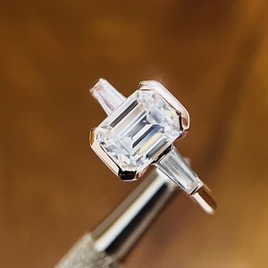 Anillo de compromiso de diamante cultivado en laboratorio con corte esmeralda de tres piedras, banda de boda Baguette para mujer, regalo de aniversario - Product Image 1