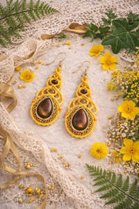 Boucles d'oreilles ajustables en macramé œil de tigre, style bohème, avec cordon doré et pierres précieuses, cristal de guérison - Product Image 4