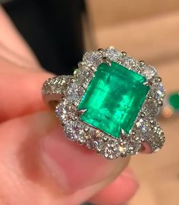 Anillo de Lujo de Plata de Ley 925 con Esmeralda Cultivada en Laboratorio de Corte Esmeralda y Detalles de Circonita Cúbica, Engaste de Garras, Bañado en Oro, Elegante Anillo con Gema - Product Image 2