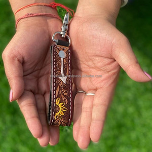 ห่วงโซ่กุญแจหนังสลักลายดอกไม้มีสไตล์พวงกุญแจหนังอุปกรณ์เสริมพวงกุญแจน่ารัก - Product Image 3