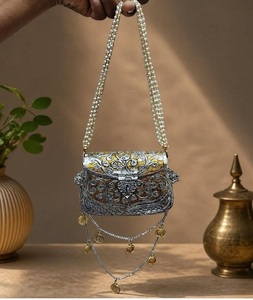 Pochette de soirée personnalisée en laiton avec pompon et motif en relief, design classique et décontracté pour la Fête des Mères et la Saint-Valentin F S - Product Image 4