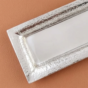 Ce plateau de service rectangulaire en argent présente une bordure texturée martelée, alliant style moderne pour servir des aliments et décorer. - Product Image 4