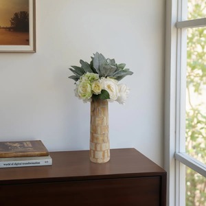 Jarrón de Cerámica Texturizado con Patrón de Ladrillo en Beige y Crema para Arreglos Florales de Mesa - Product Image 3