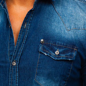 Camisa de mezclilla azul para hombre al por mayor, manga larga, corte ajustado, cuello vuelto, botones frontales, bolsillos en el pecho, costuras decorativas, 2026 - Product Image 3